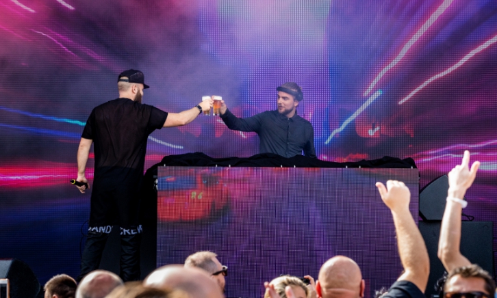 DJ proost met Bavaria